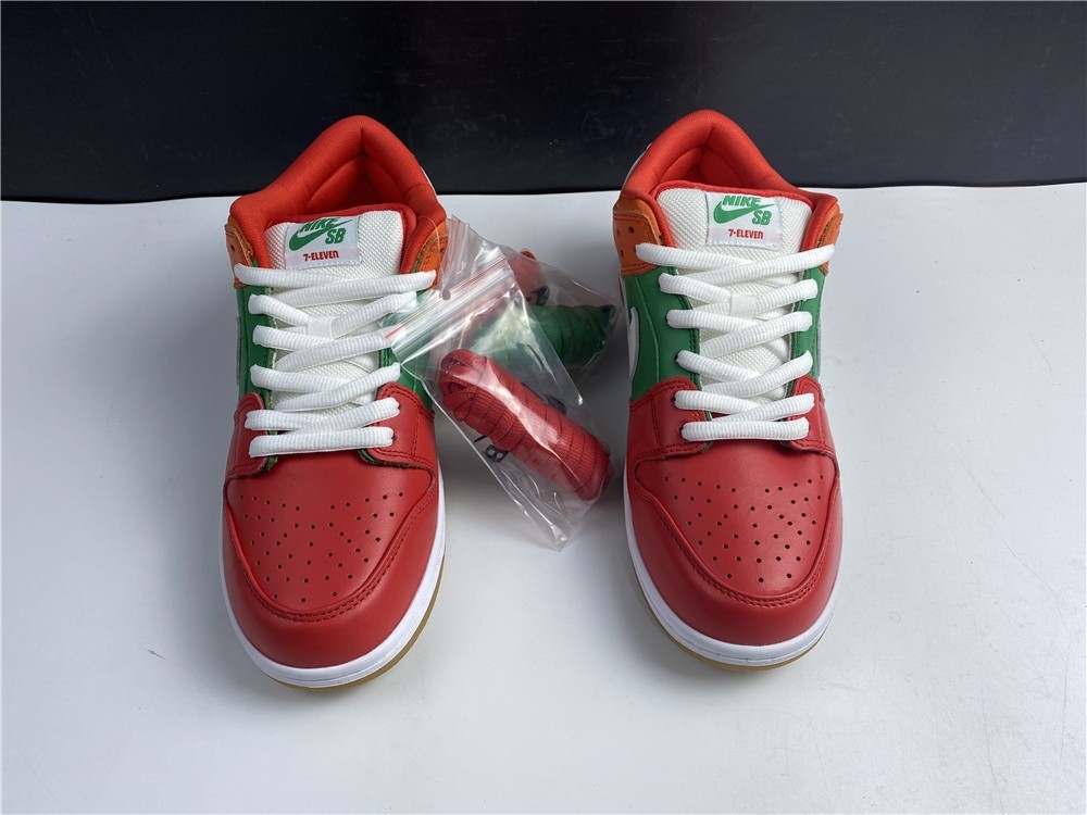 NIKE SB DUNK LOW 7-ELEVEN x CZ5130-600