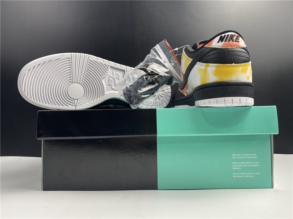 Nike SB Dunk Low“Raygun” BQ6832-001