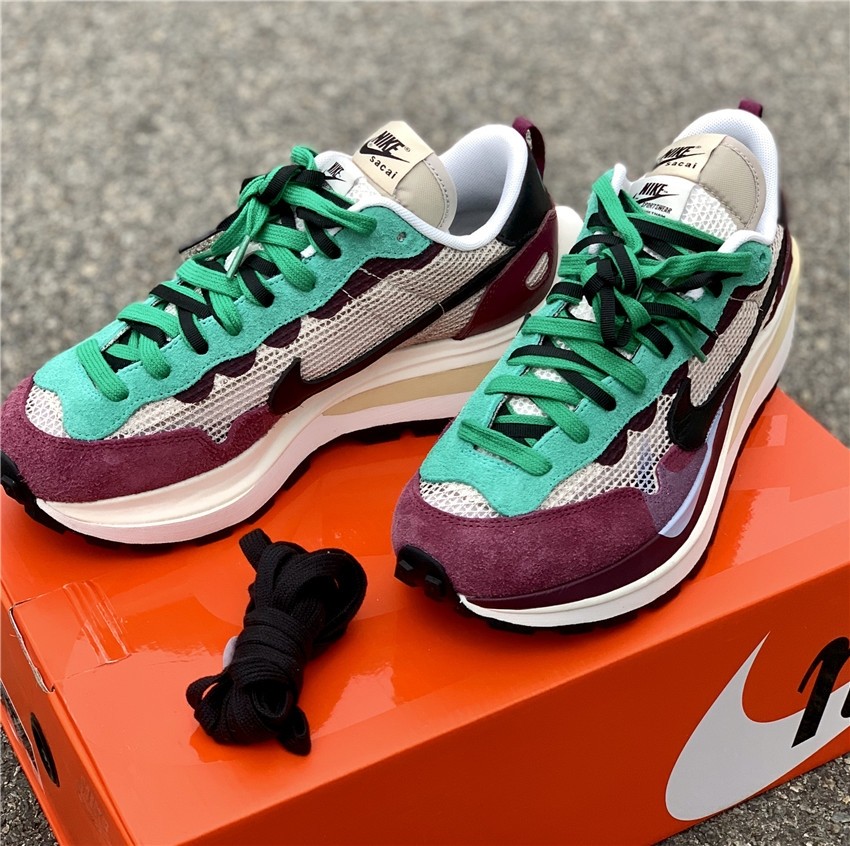 Nike Vaporwaffle sacai Villain Red Neptune Green DD3035-200