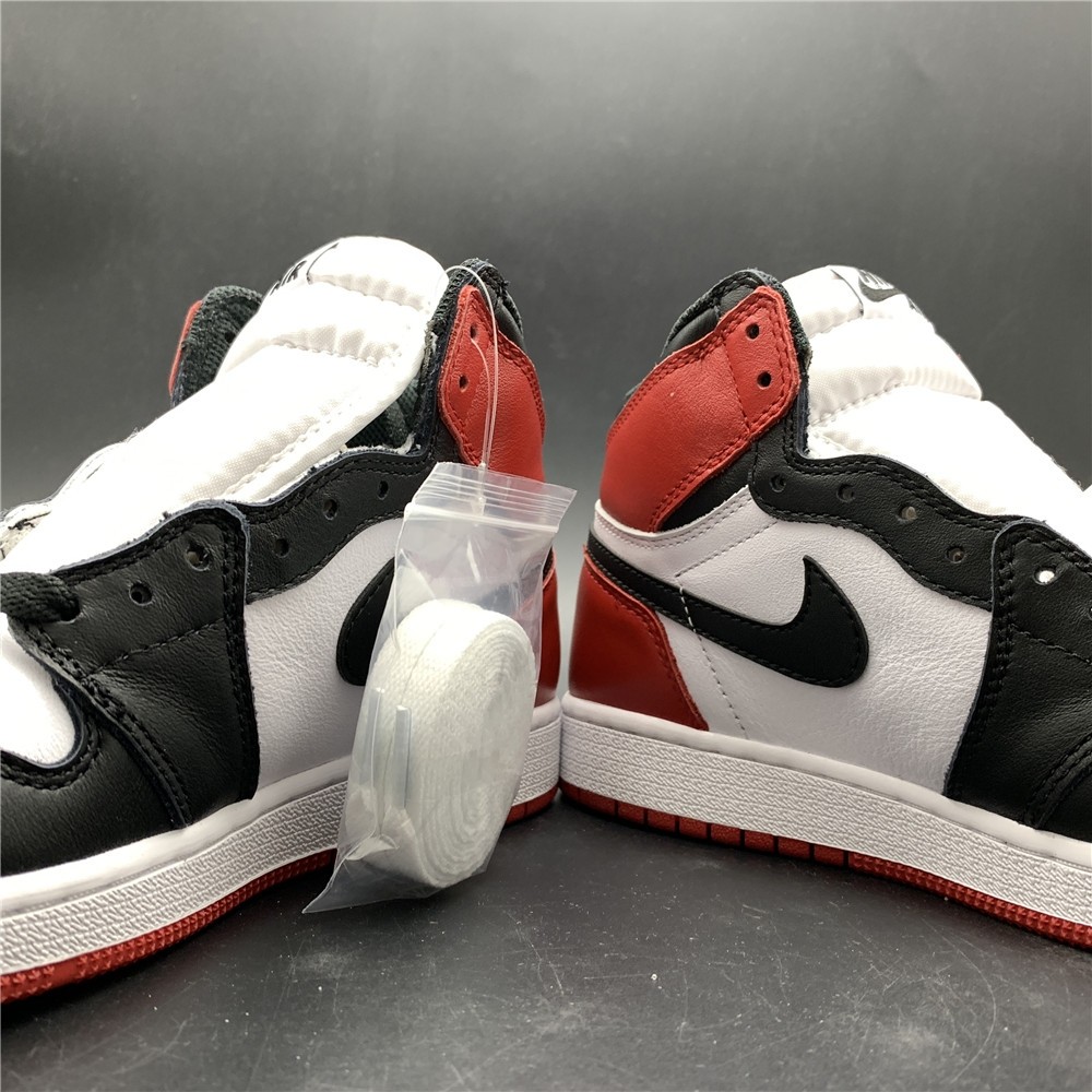 AIR JORDAN 1 High OG “Black Toe” white/ black-varsity red  555088-125