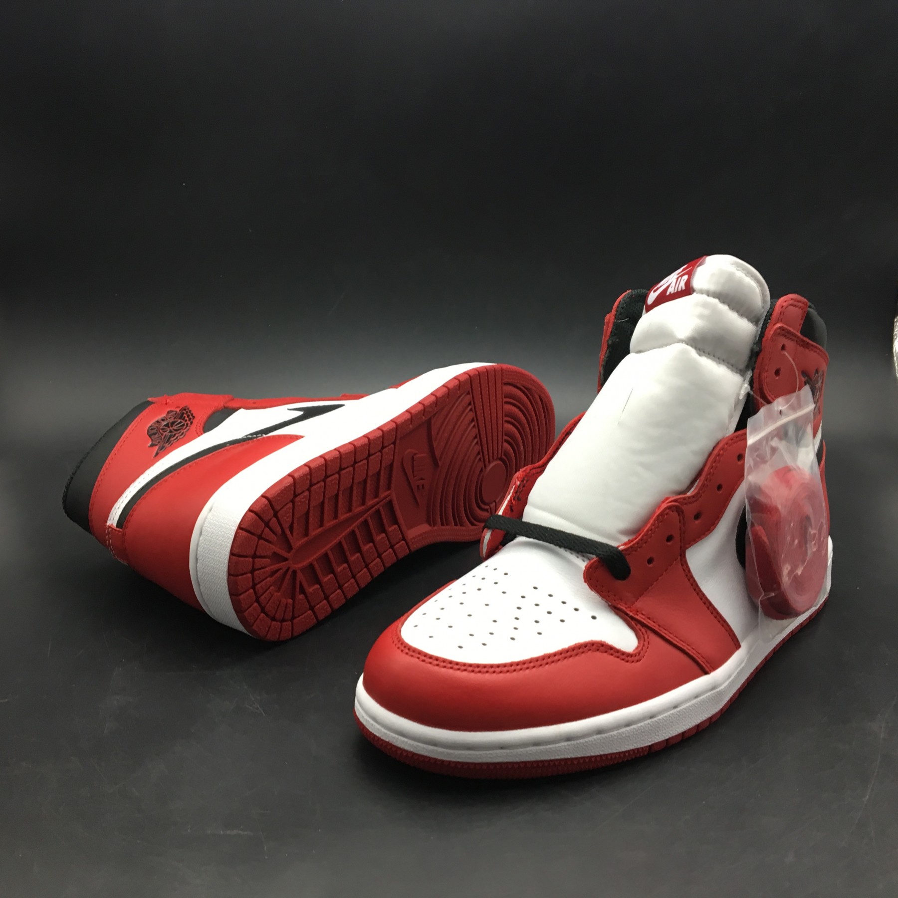 Air Jordan 1 Retro High OG Chicago Red 555088-101