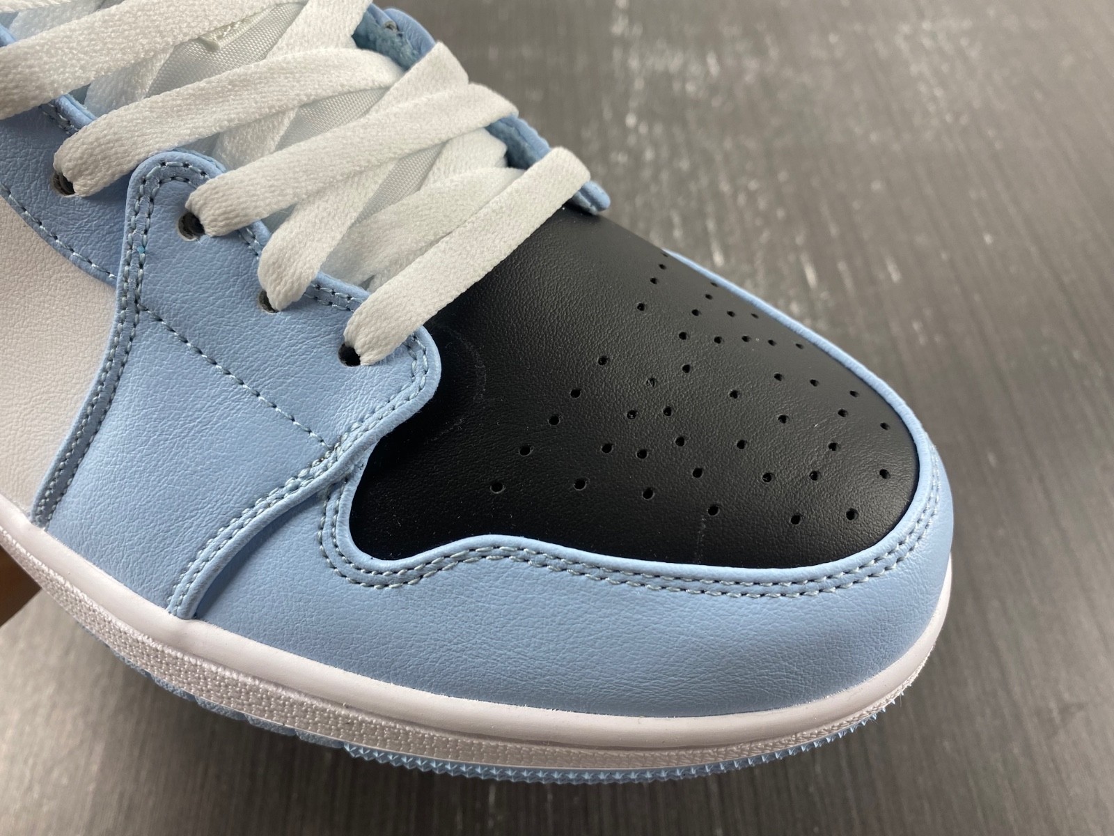 Air Jordan 1 Mid Ice Blue (GS) - 555112-401