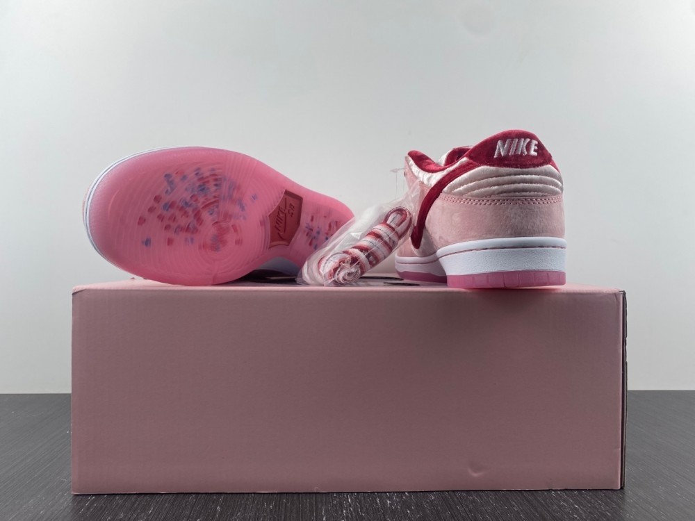 Nike Dunk SB Low strangelove skateboards CT2552-800
