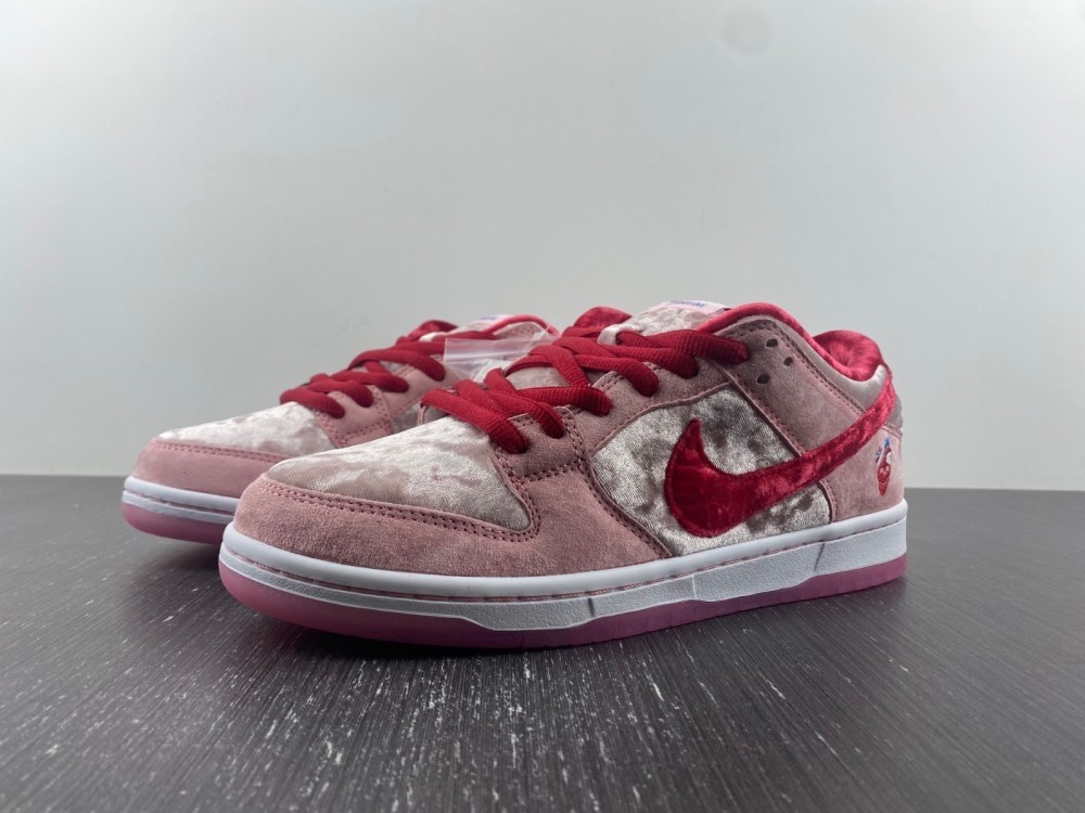 Nike Dunk SB Low strangelove skateboards CT2552-800