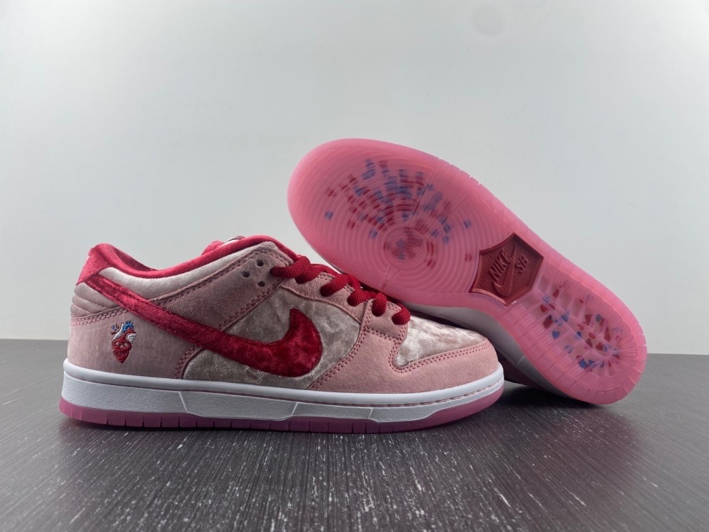 Nike Dunk SB Low strangelove skateboards CT2552-800