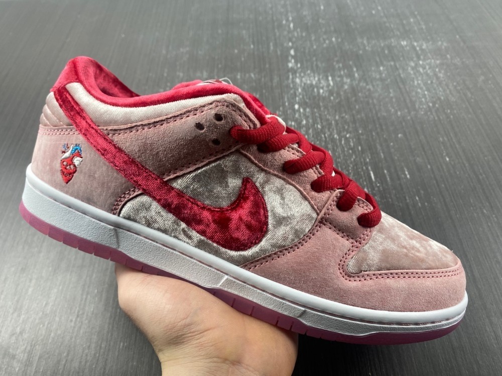 Nike Dunk SB Low strangelove skateboards CT2552-800