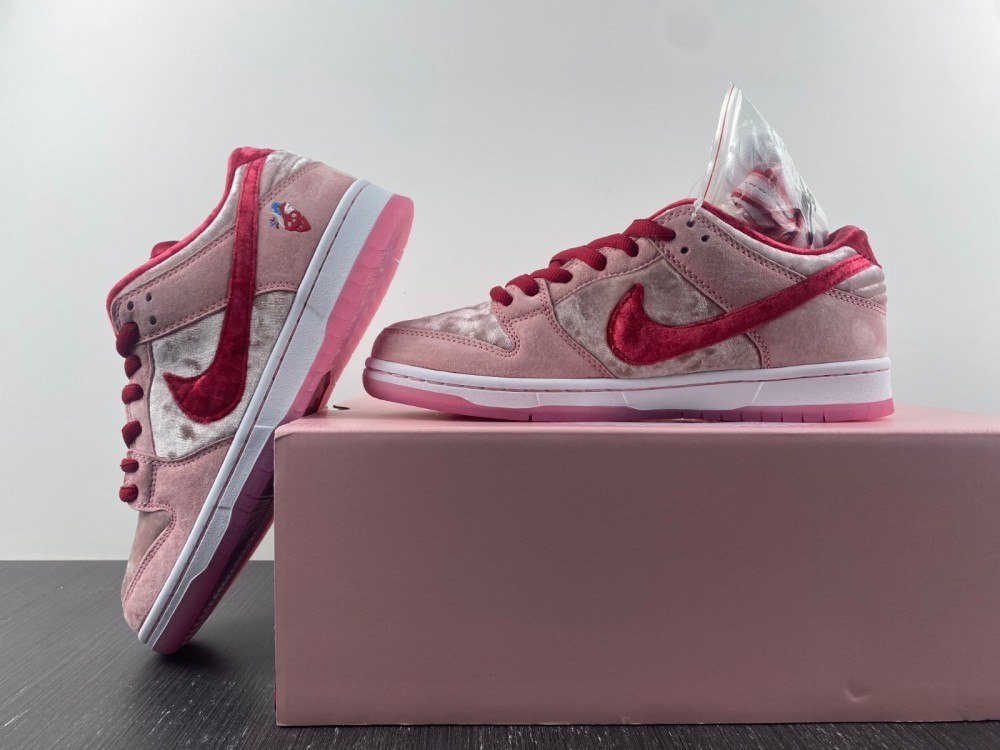 Nike Dunk SB Low strangelove skateboards CT2552-800