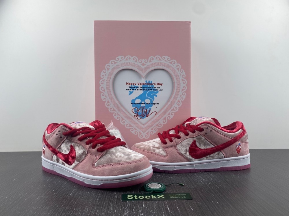 Nike Dunk SB Low strangelove skateboards CT2552-800