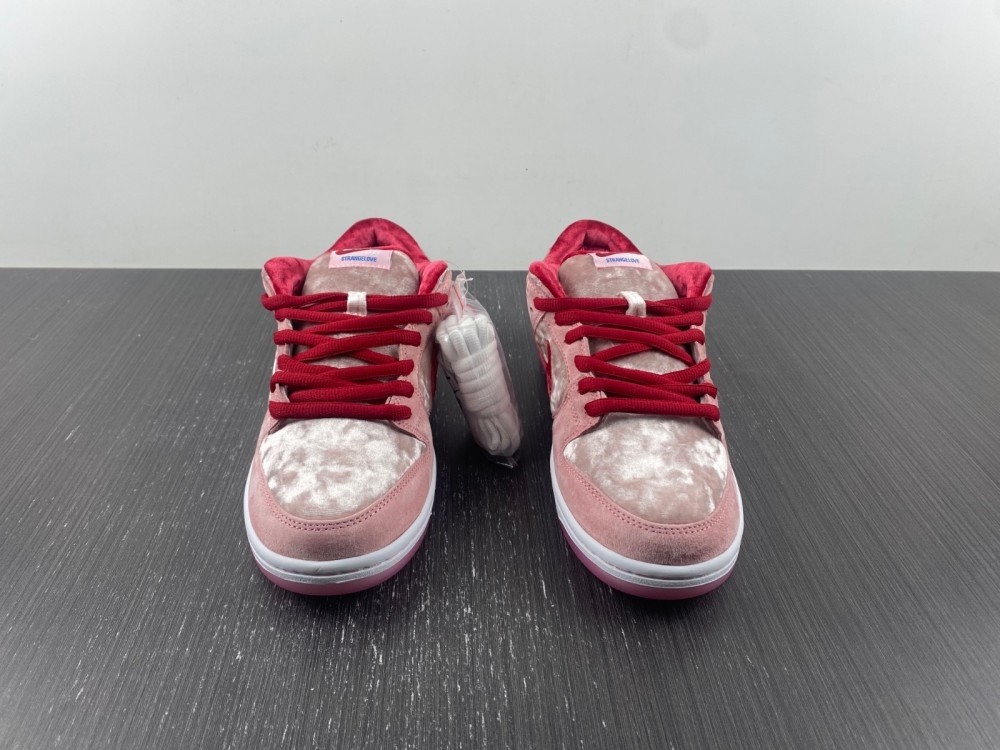Nike Dunk SB Low strangelove skateboards CT2552-800