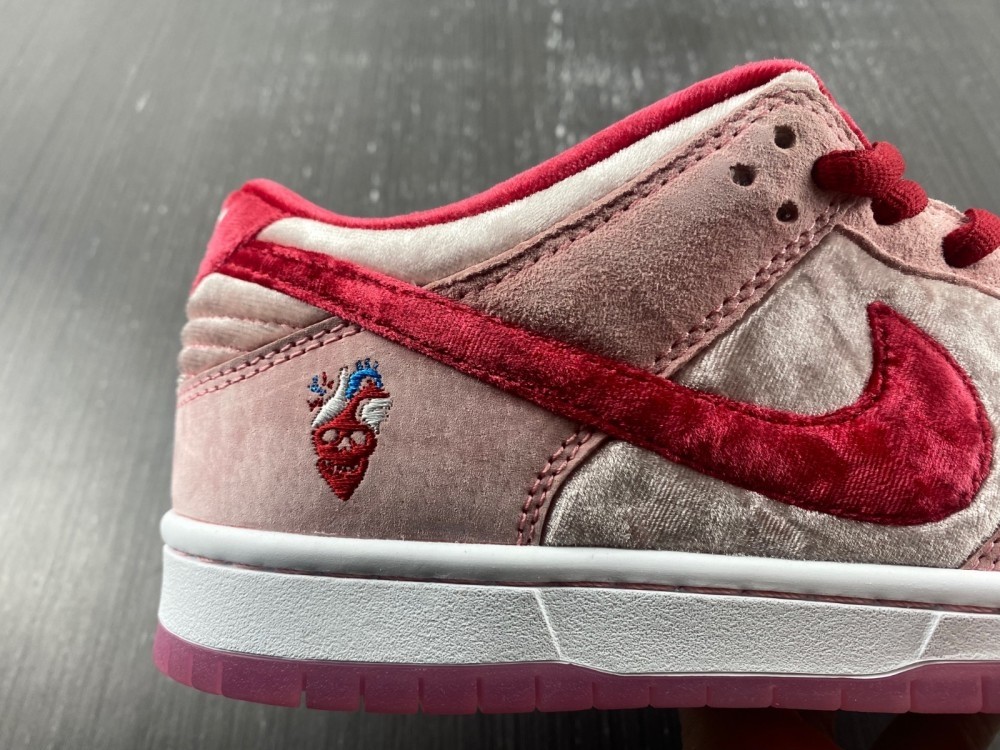 Nike Dunk SB Low strangelove skateboards CT2552-800