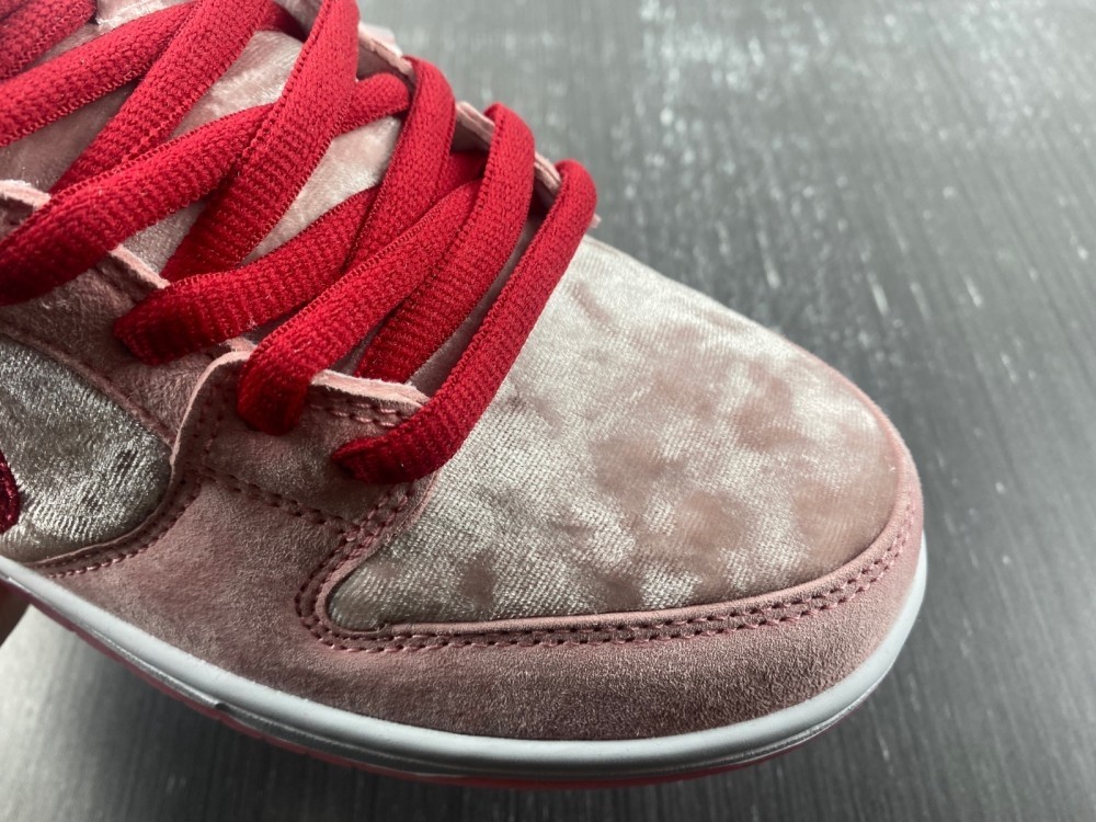 Nike Dunk SB Low strangelove skateboards CT2552-800