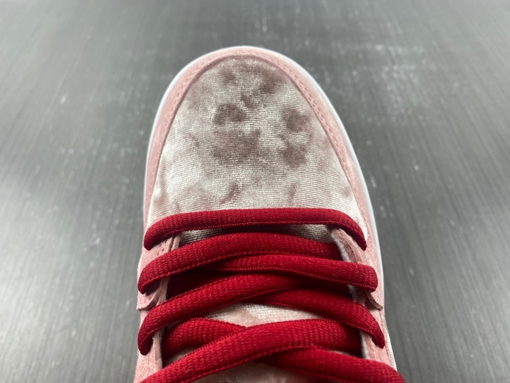 Nike Dunk SB Low strangelove skateboards CT2552-800