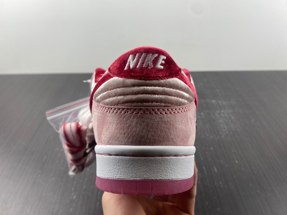 Nike Dunk SB Low strangelove skateboards CT2552-800