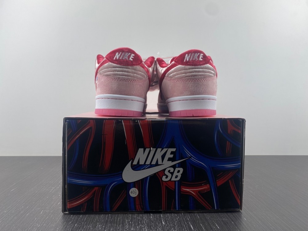 Nike Dunk SB Low strangelove skateboards CT2552-800