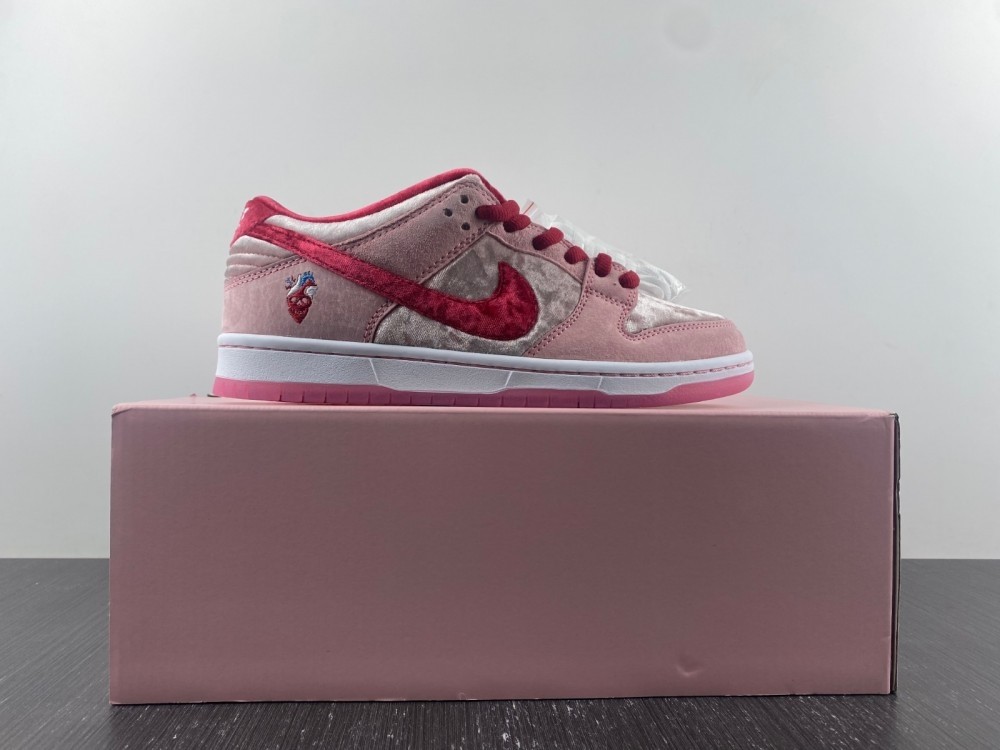 Nike Dunk SB Low strangelove skateboards CT2552-800