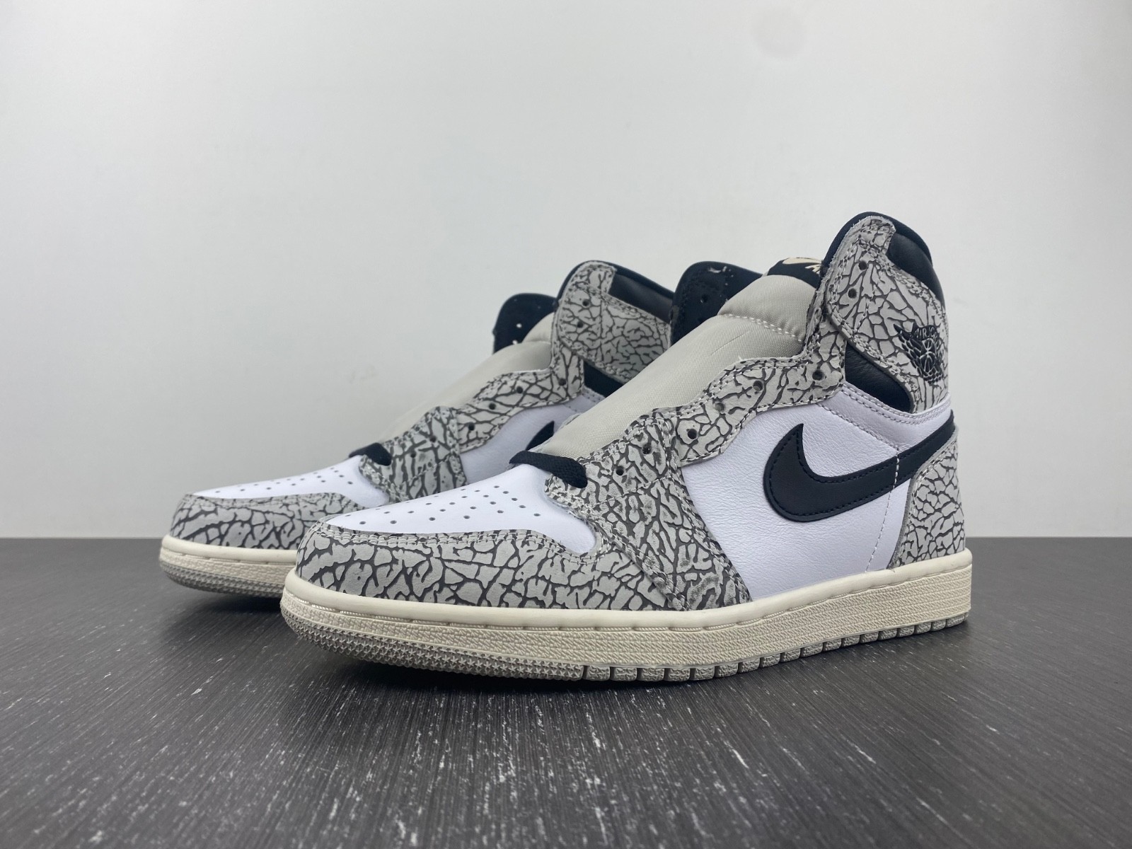 Air Jordan 1 Retro High OG White Cement - DZ5485-052
