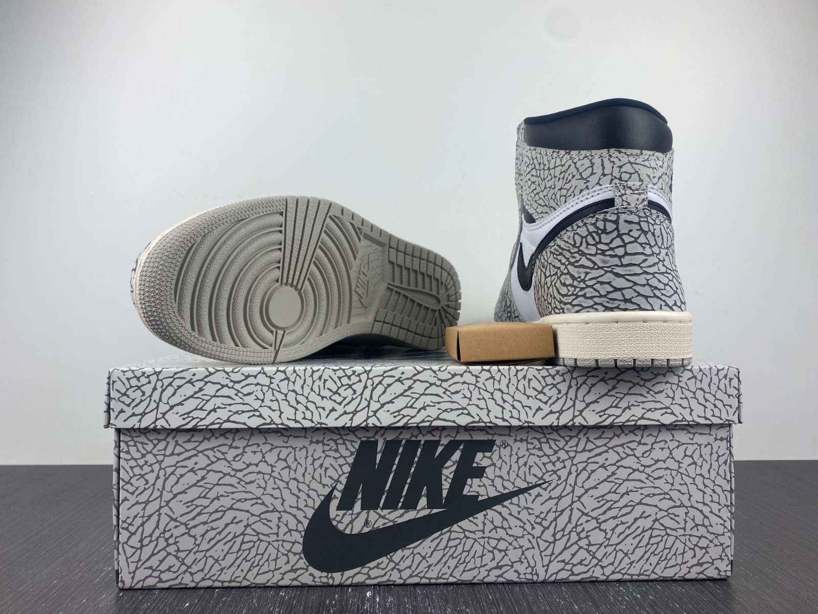 Air Jordan 1 Retro High OG White Cement - DZ5485-052