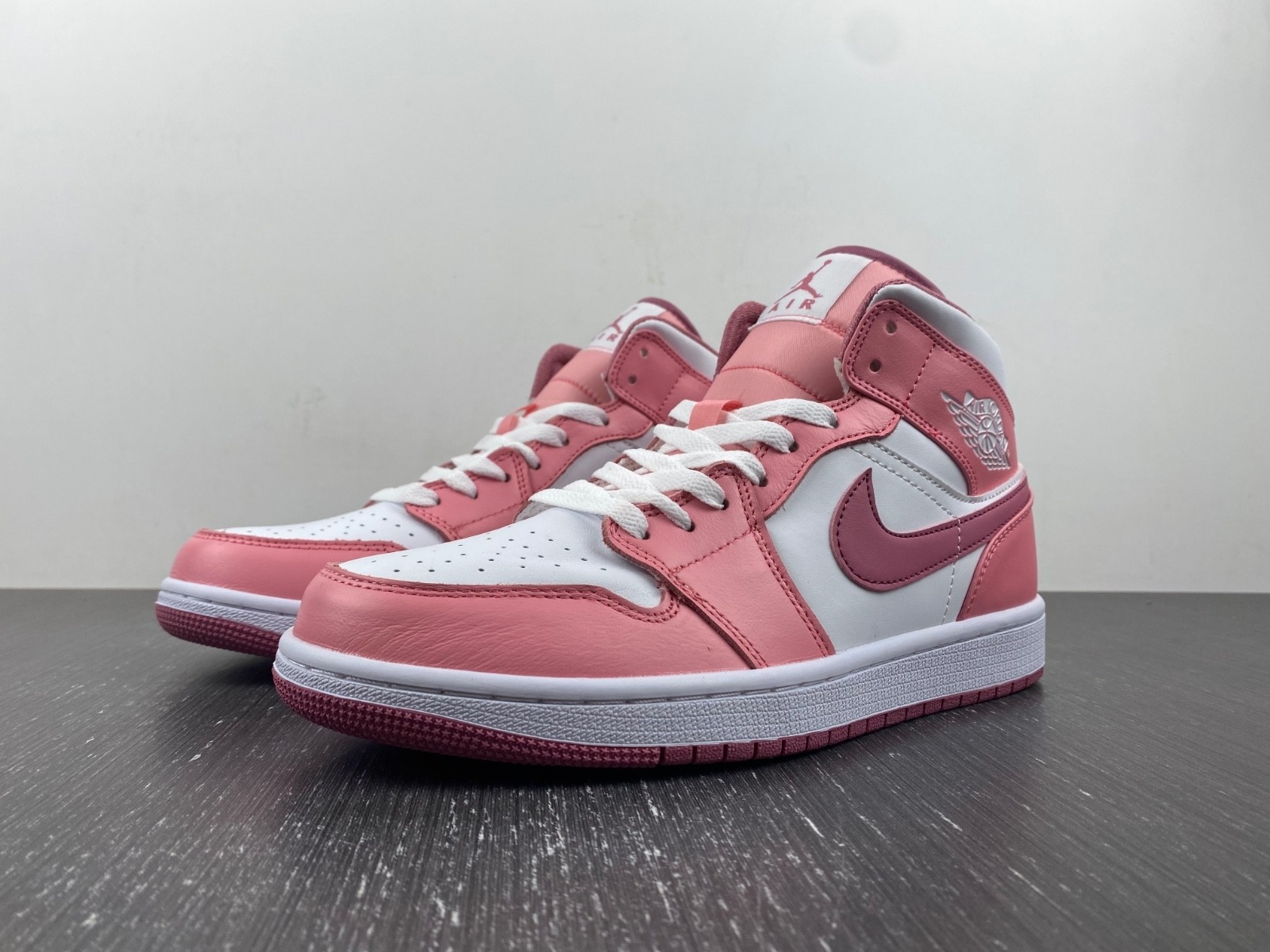 Air Jordan 1 Mid Valentine