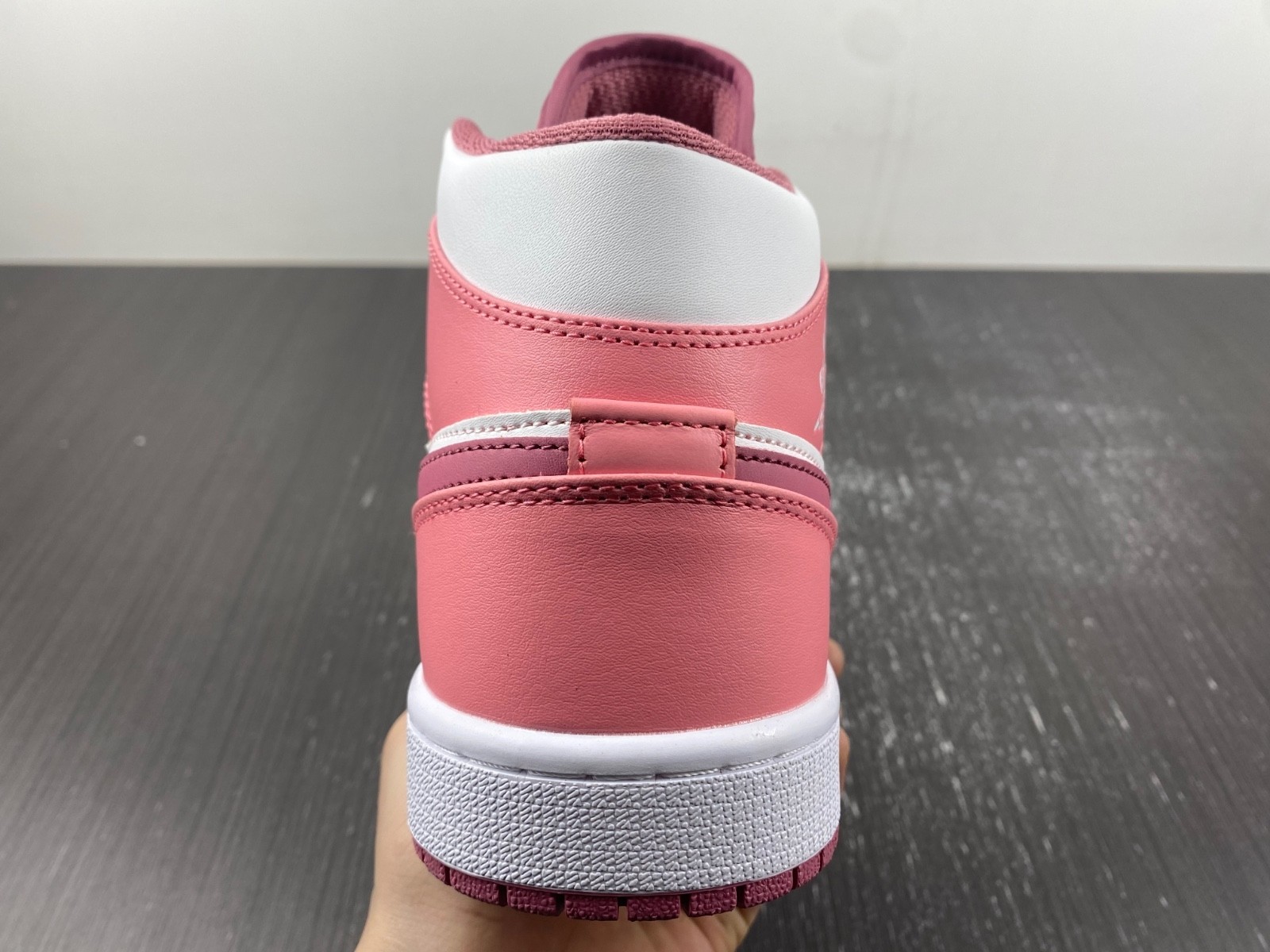 Air Jordan 1 Mid Valentine
