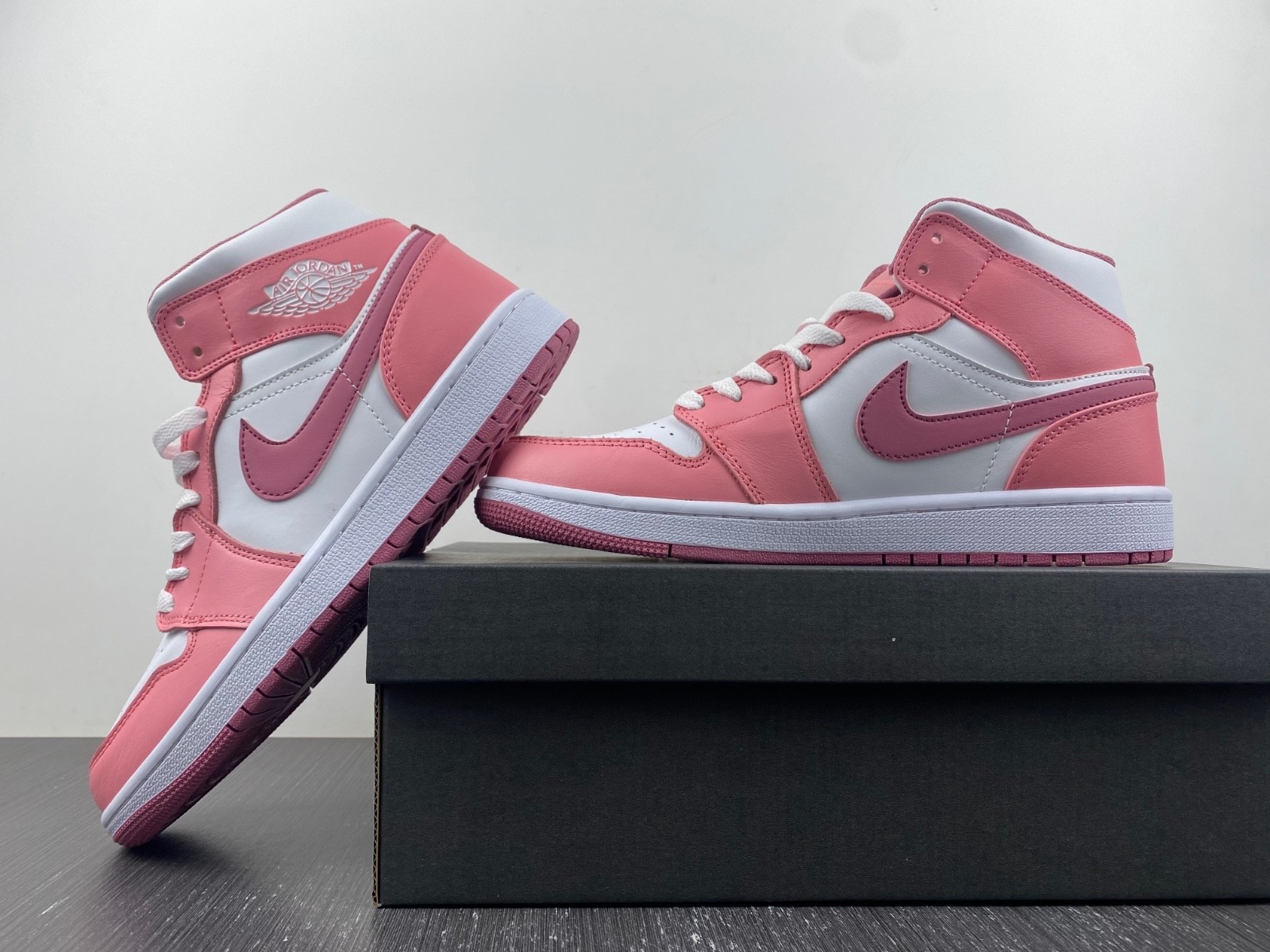 Air Jordan 1 Mid Valentine