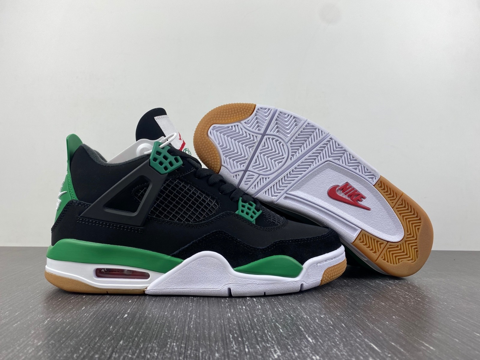Nike_SB_x_Air_Jordan_4 DR5415-030