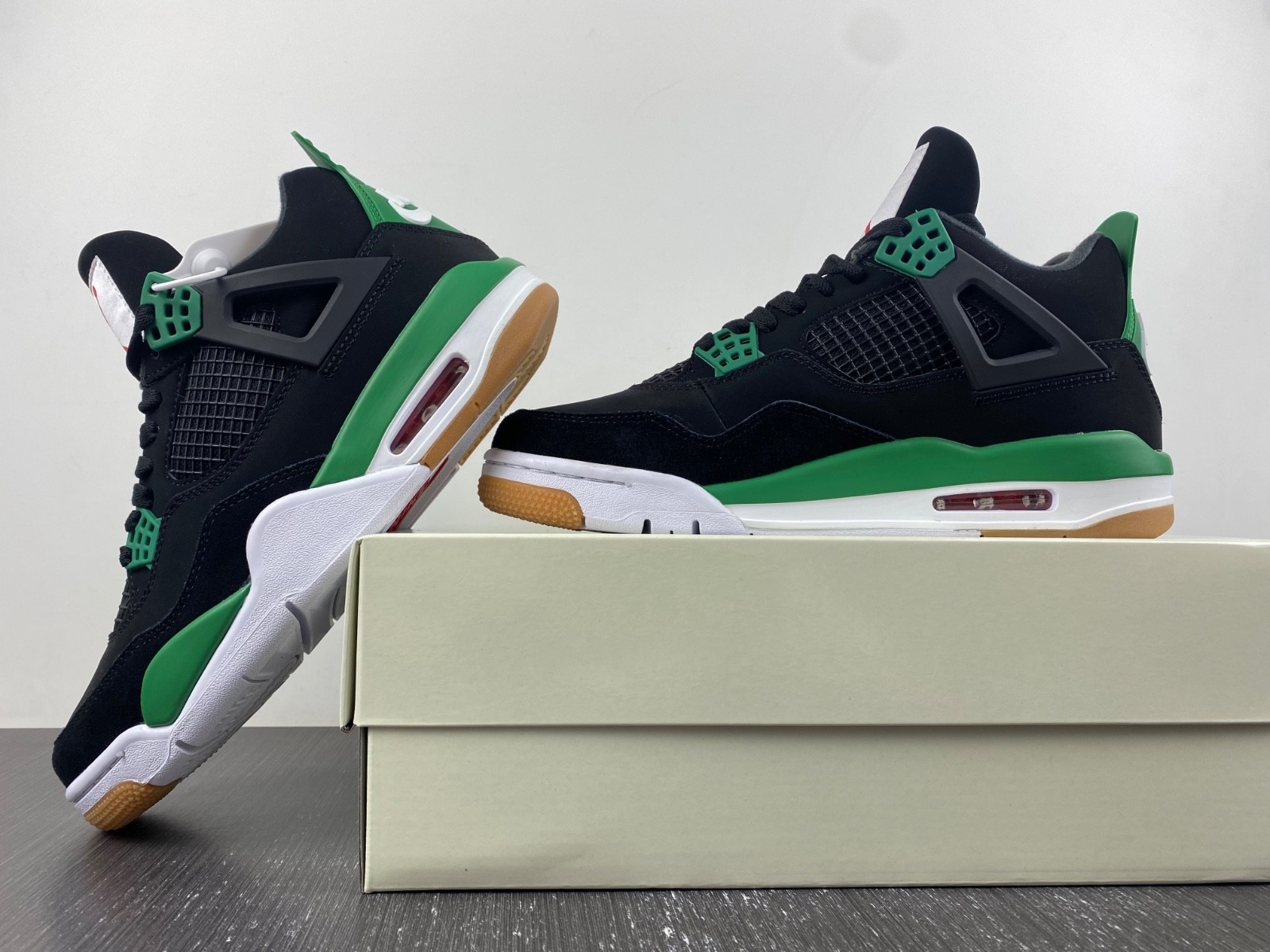Nike_SB_x_Air_Jordan_4 DR5415-030