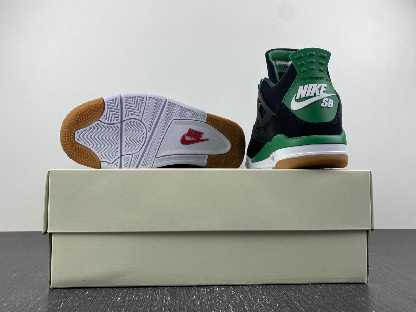 Nike_SB_x_Air_Jordan_4 DR5415-030