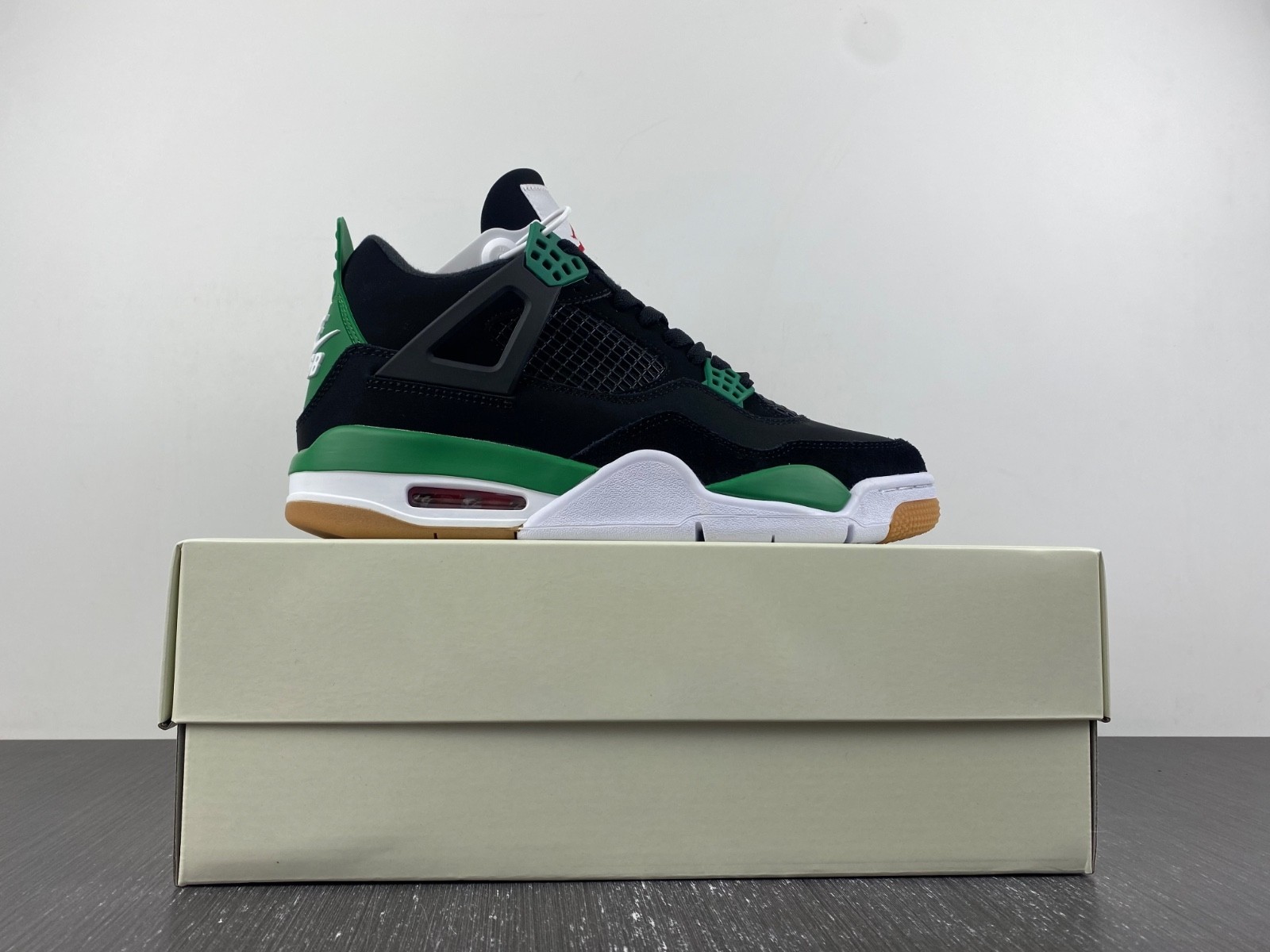 Nike_SB_x_Air_Jordan_4 DR5415-030
