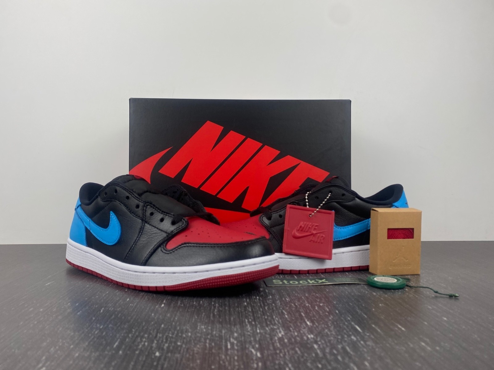 Air Jordan 1 Low OG WMNS UNC to Chicago CZ0775-046