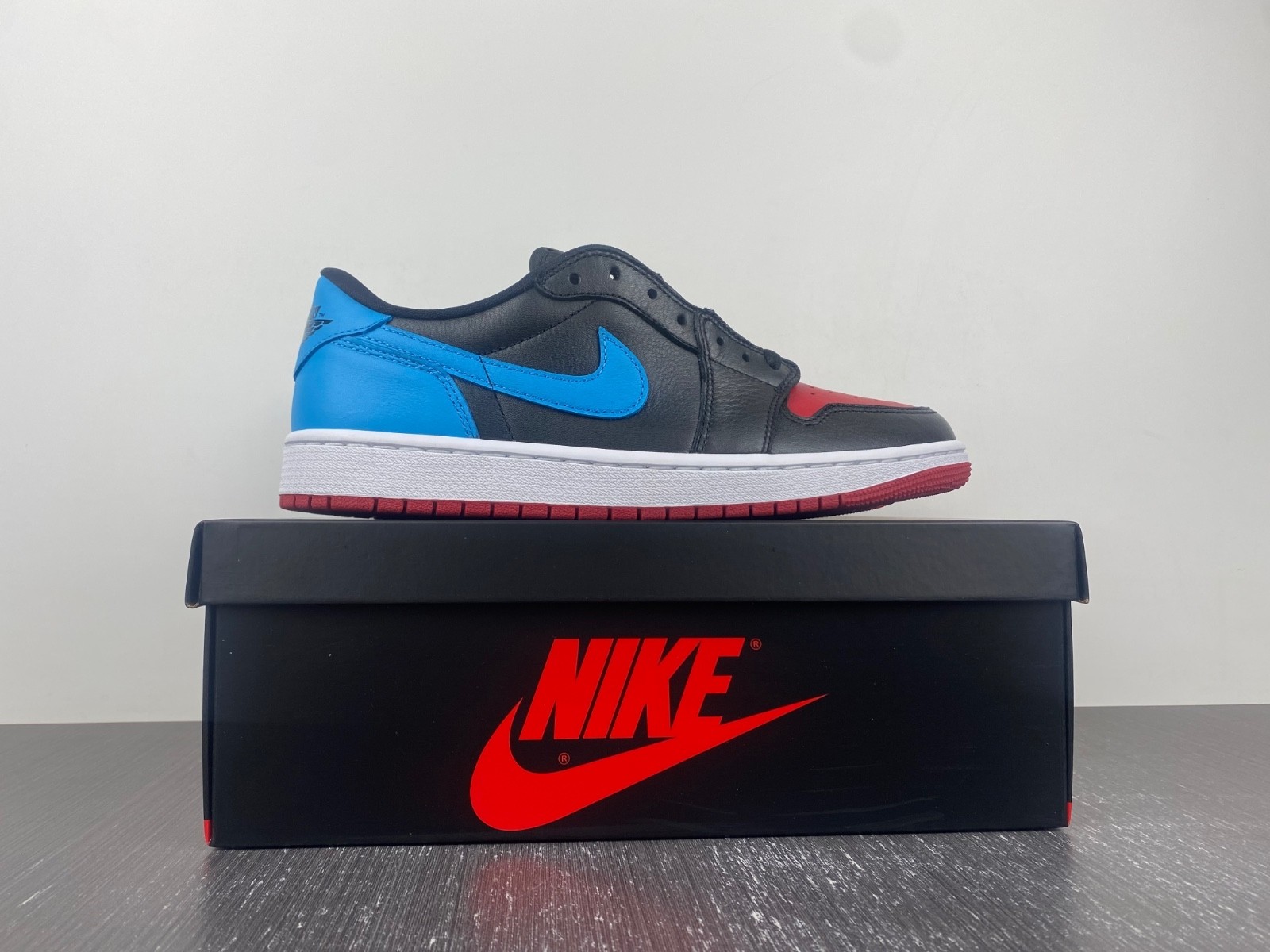 Air Jordan 1 Low OG WMNS UNC to Chicago CZ0775-046