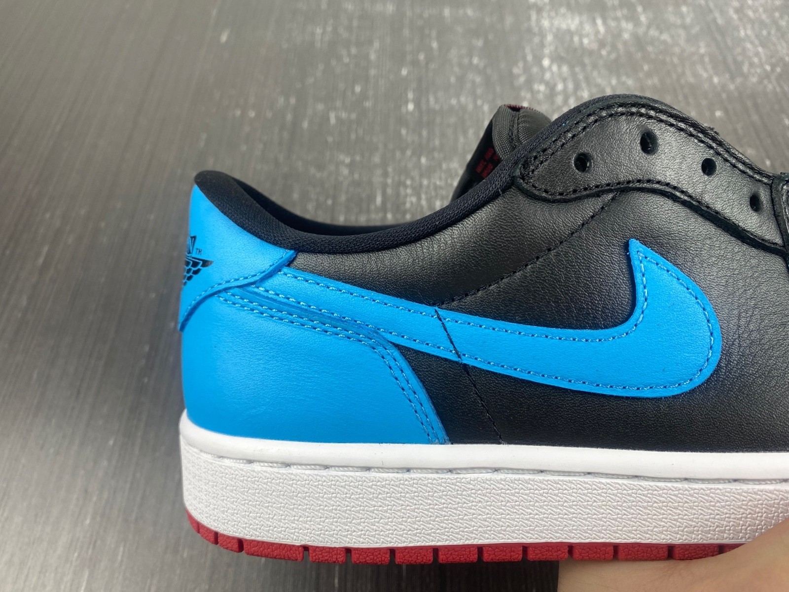 Air Jordan 1 Low OG WMNS UNC to Chicago CZ0775-046