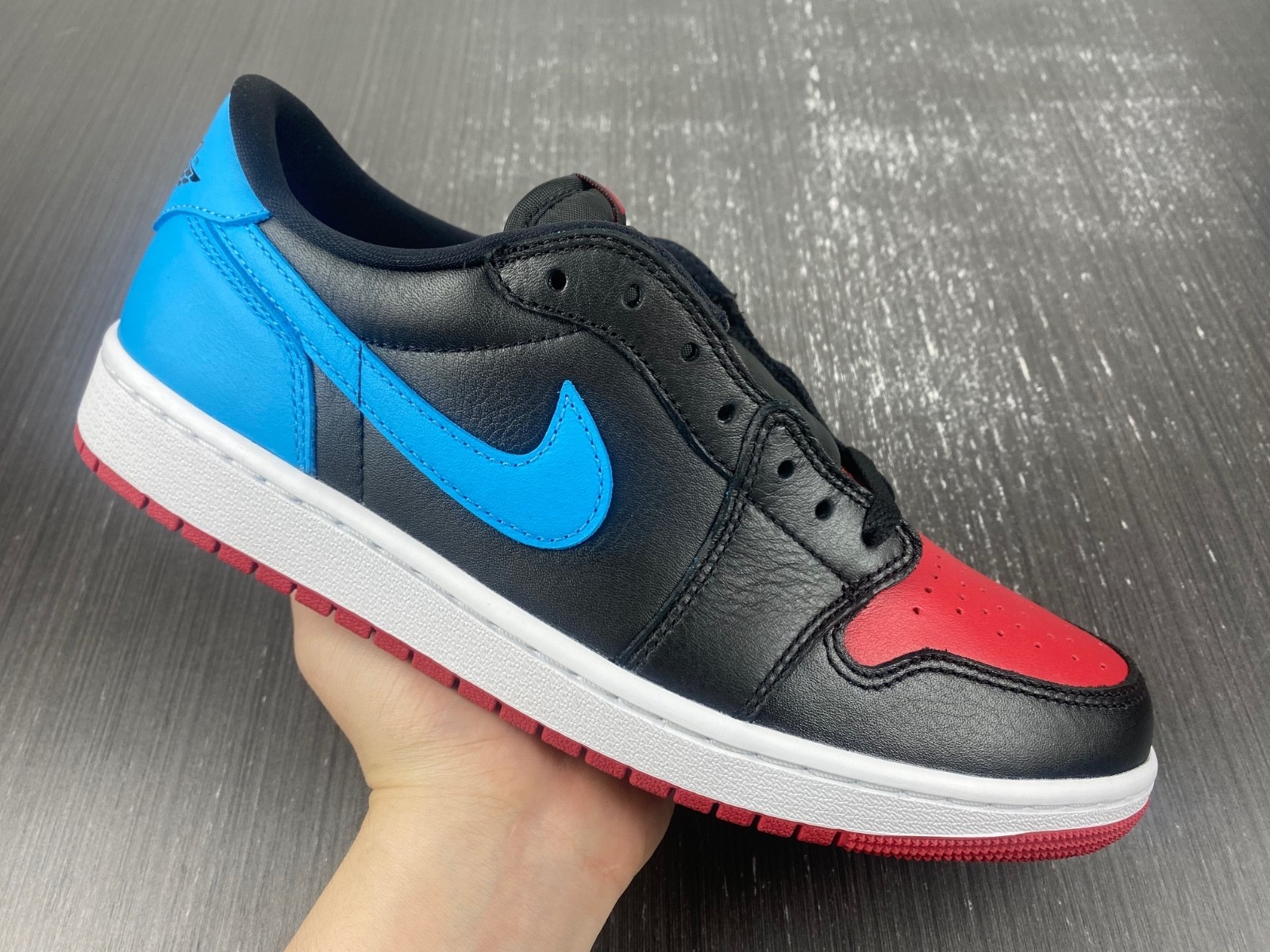 Air Jordan 1 Low OG WMNS UNC to Chicago CZ0775-046