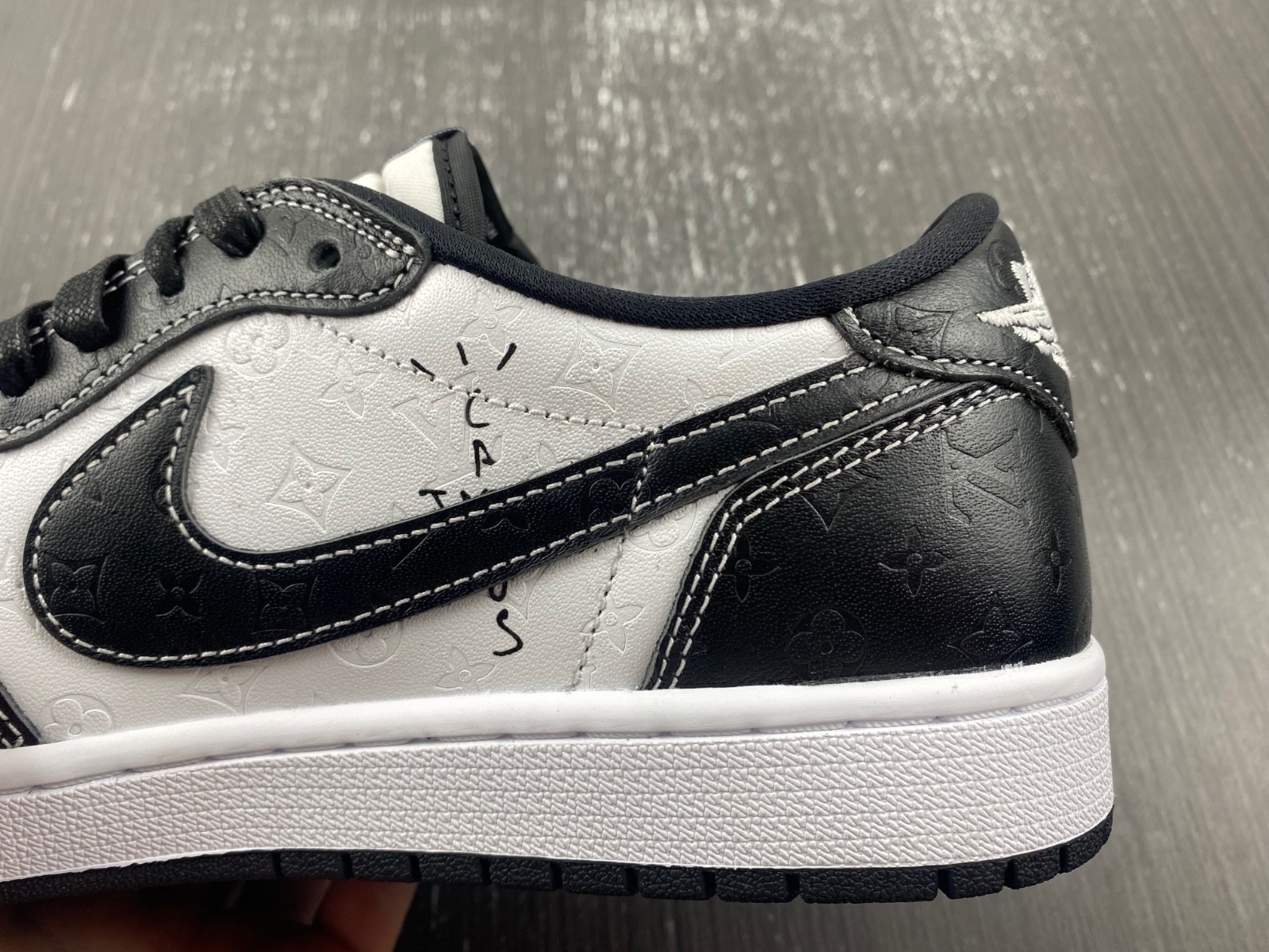 Air Jordan 1 Retro Low LV Panda DL2211-001