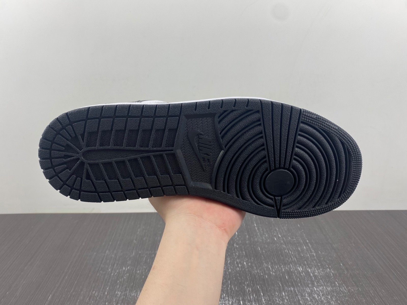 Air Jordan 1 Retro Low LV Panda DL2211-001