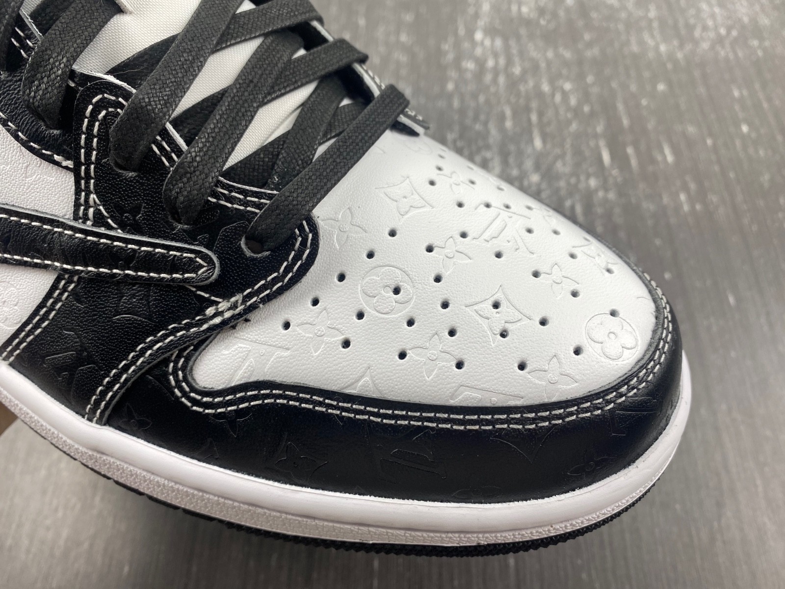 Air Jordan 1 Retro Low LV Panda DL2211-001
