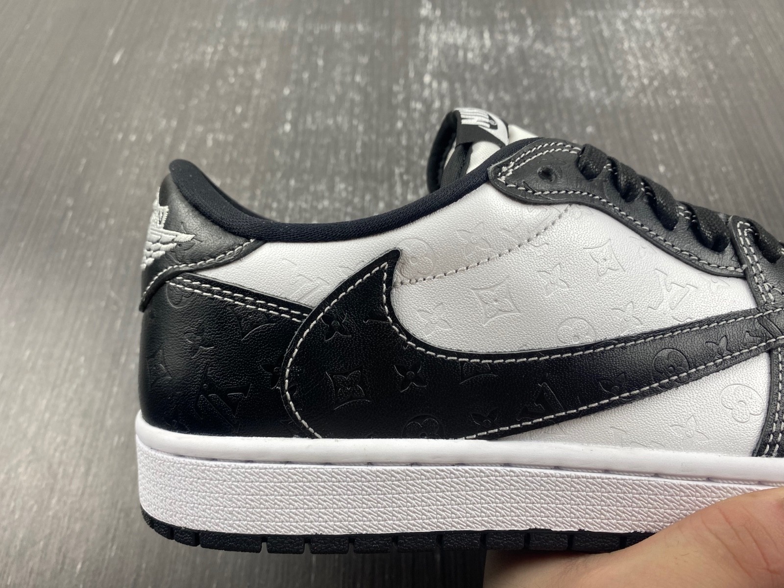Air Jordan 1 Retro Low LV Panda DL2211-001