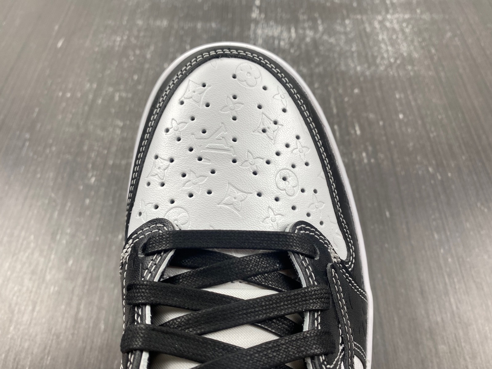 Air Jordan 1 Retro Low LV Panda DL2211-001