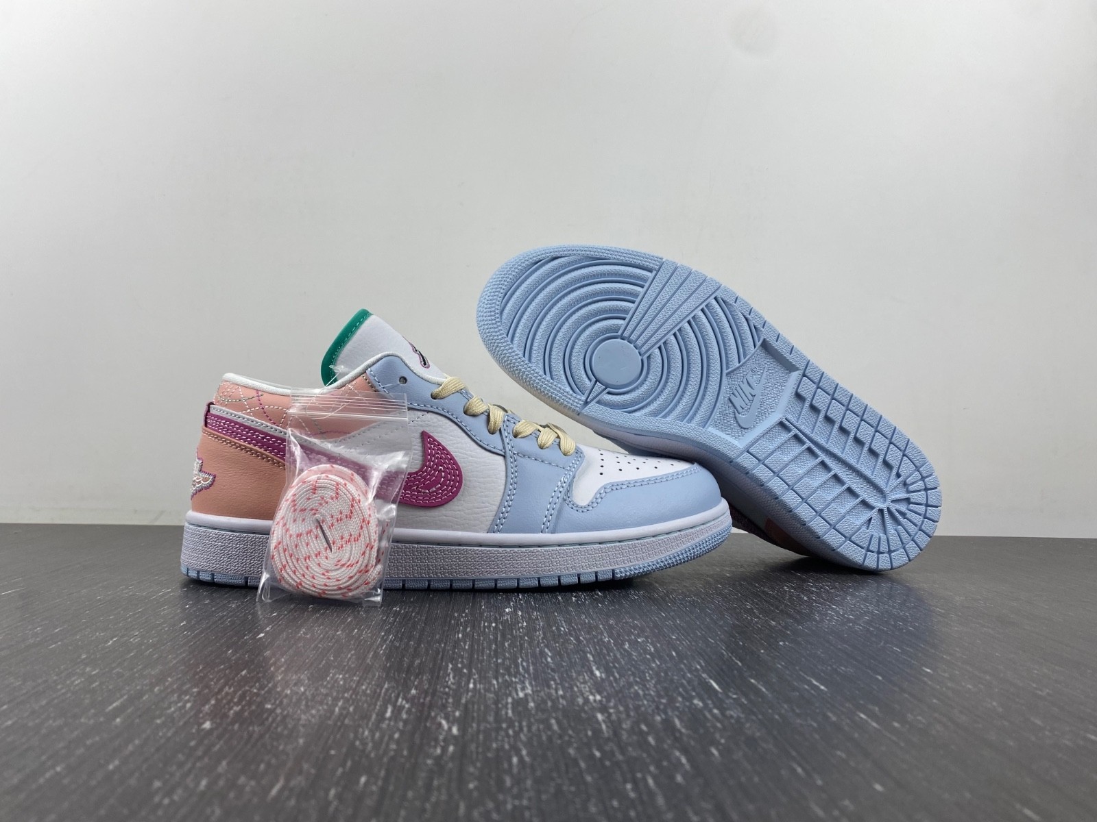 (WMNS) Air Jordan 1 Low