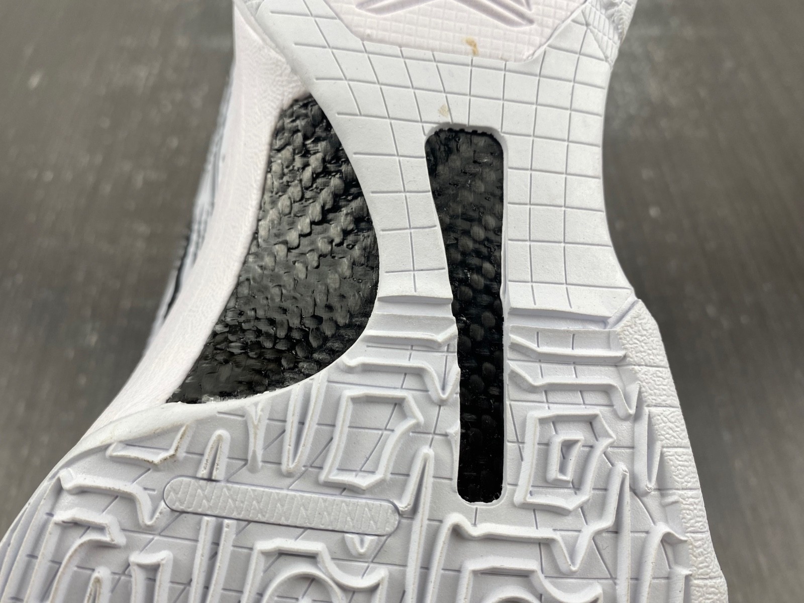 UNDEFEATED x Kobe 5 Protro DB4796-556