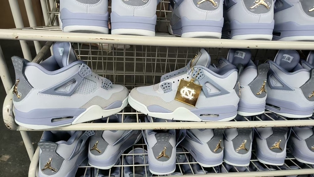 Air Jordan 4 Retro NCAA UNC Tarheels PE (2025) HV9204-407