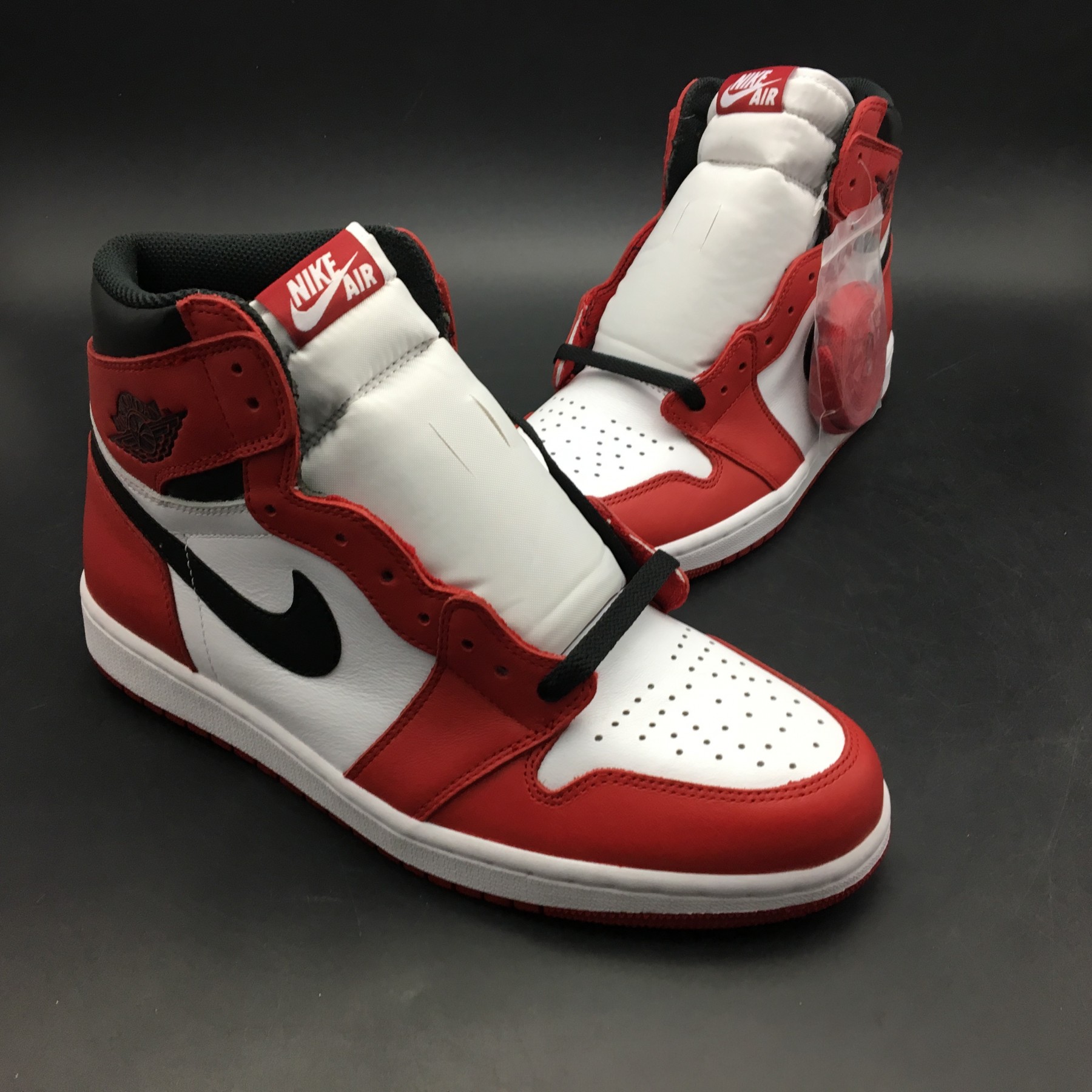 Air Jordan 1 Retro High OG Chicago Red 555088-101